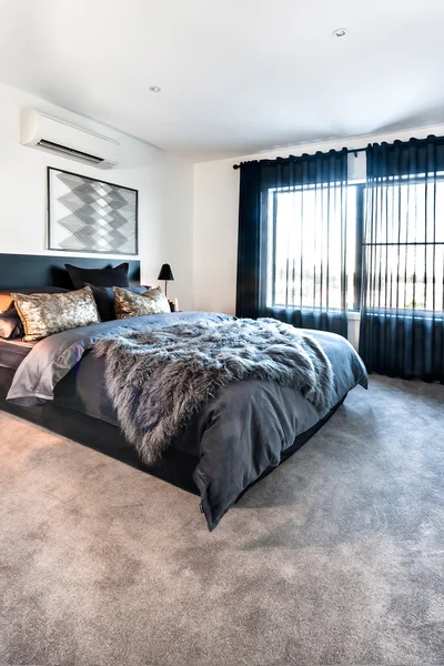 Luxury bedroom with a carpet floor view at day time — Stock Photo, Image