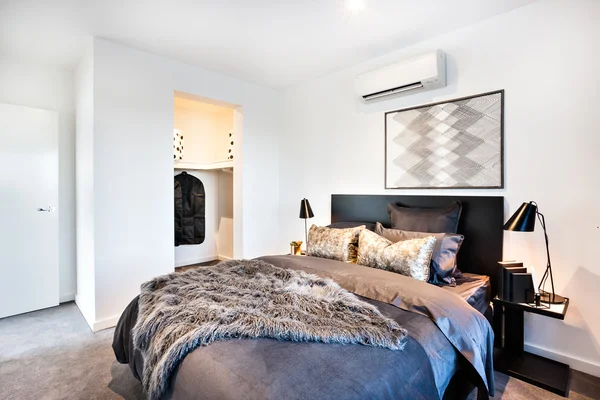 Donkere en glanzende decoratie voor een moderne bed — Stockfoto