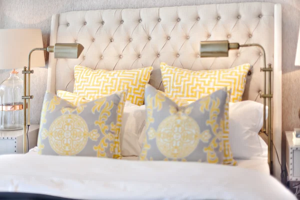 Closeup moderní postel s polštáři a lampy na luxusní domy — Stock fotografie