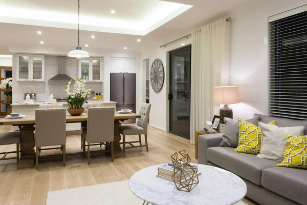 Salón de lujo junto a un comedor y la cocina — Foto de Stock