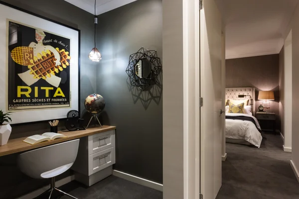 Modern ev bir yatak odası ve çalışma odası — Stok fotoğraf