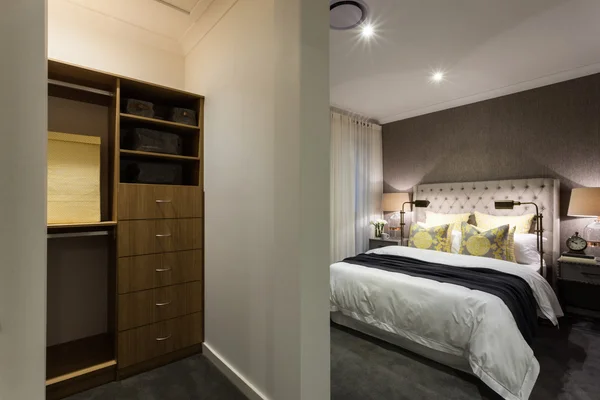 Camera da letto moderna e vista zona armadio in legno di notte — Foto Stock