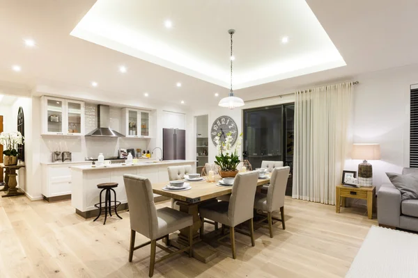 Moderno salón y cocina con suelo de madera — Foto de Stock