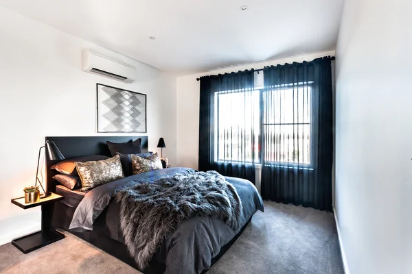 Luxury bedroom with fur blanket on the king-size bed — Stock Photo, Image