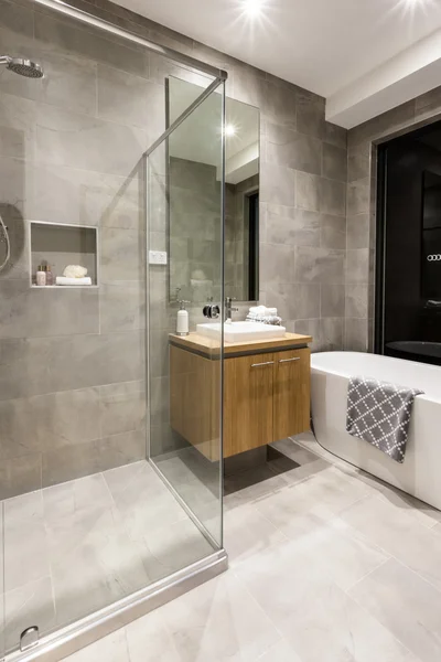 现代的洗手间，有淋浴区覆盖着玻璃 — 图库照片