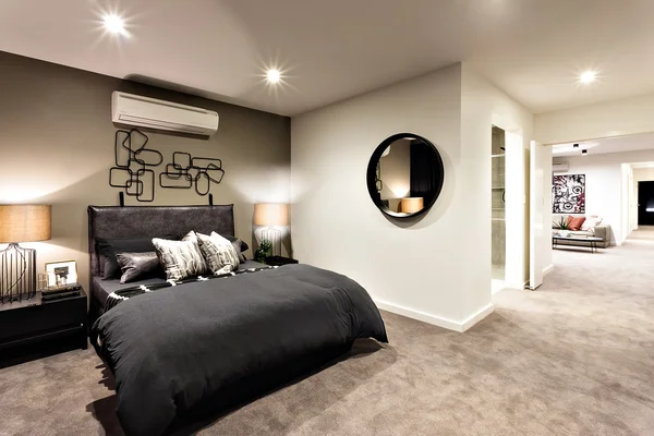 Современная спальня с коридором в другие комнаты — стоковое фото