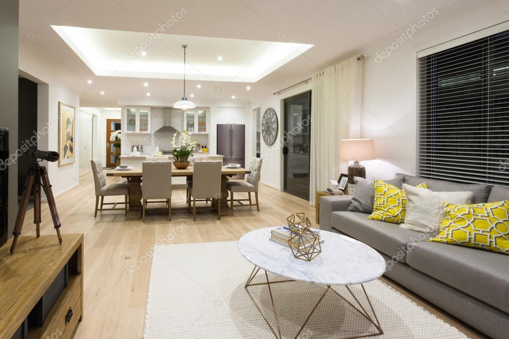 Moderne woonkamer met inbegrip van banken en tafels naast keuken ... Moderne woonkamer met inbegrip van banken en tafels naast keuken ...