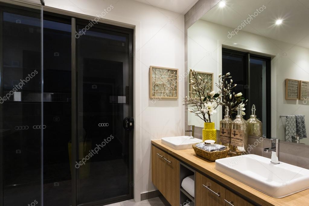 Luxe badkamer met lampjes op \'s nachts — Stockfoto © jrstock1 #116103636 Luxe badkamer met lampjes op \'s nachts — Stockfoto © jrstock1 #116103636