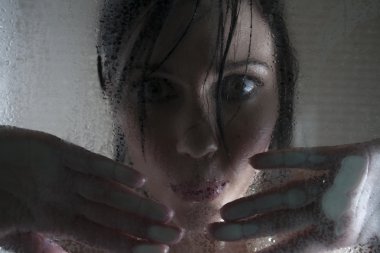 Bir cam duş kapıdan arayan kadın