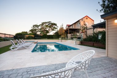 Açık bir yüzme havuzu ile rahatlatıcı alanı