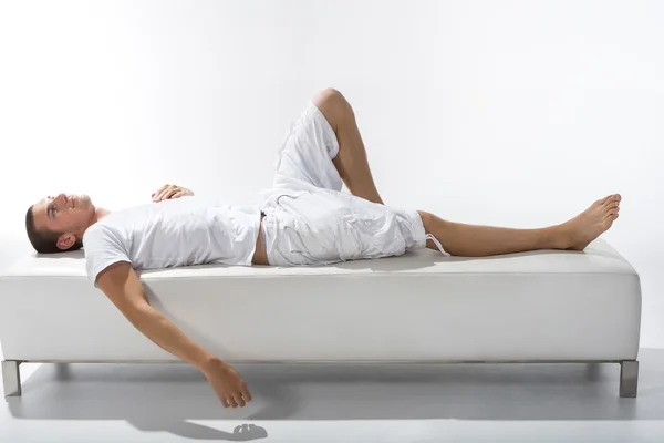 Homem Sonhador Vestido Branco Incluindo Uma Camisa Calças Deitado Relaxado — Fotografia de Stock