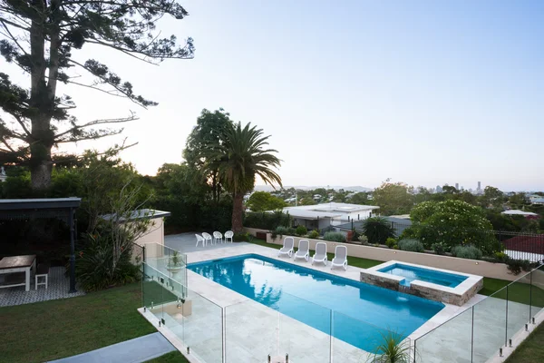 Vista moderna de la zona de la piscina de lo anterior — Foto de Stock