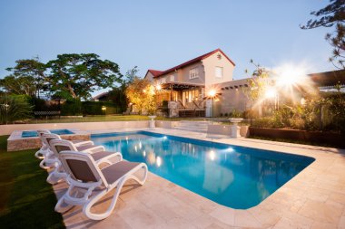 Işıklı yanıp sönen ile akşam ev ve Yüzme Havuzu dekorasyon