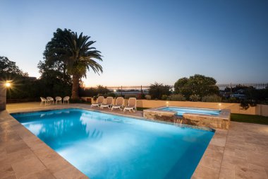 Modern havuz ağaçlarıyla çevrili geceleri