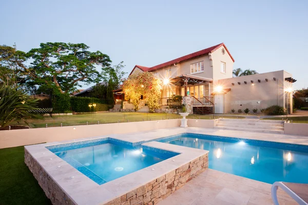 Luxury house garden decoration with a pool side — Stock Photo, Image