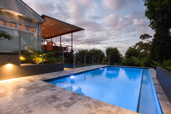 Casa con piscina por la noche o por la mañana — Foto de Stock