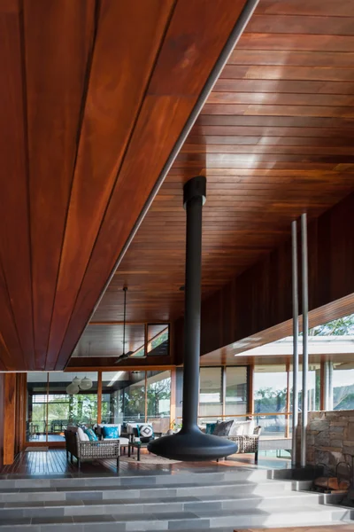 Salón moderno con suelo y techo de madera — Foto de Stock