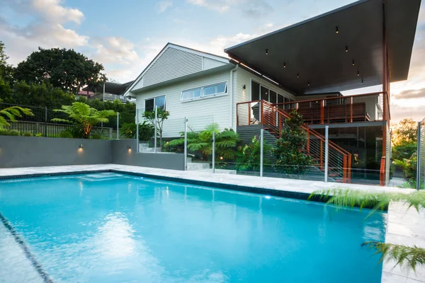 La piscina de lujo se cierra con una casa moderna con árboles verdes —  Fotos de Stock