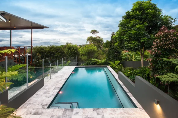 Hotel moderno com piscina sob céu azul brilhante — Fotografia de Stock