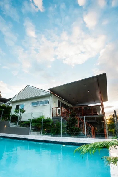 Luxueux hôtel ou maison avec piscine sous le ciel bleu — Photo