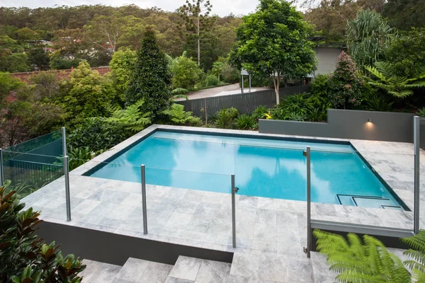 Piscina moderna com uma cerca de vidro no chão — Fotografia de Stock