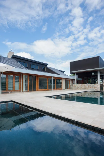 Moderne herenhuis voor zwembad met blauwe lucht — Stockfoto