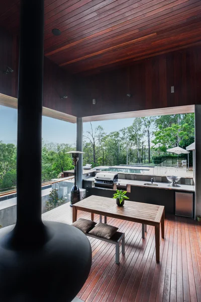 Vista de ángulo alto de un moderno patio de madera — Foto de Stock