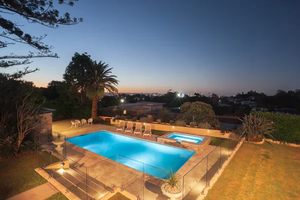 Zona de piscina de lujo con vista nocturna desde arriba — Foto de Stock