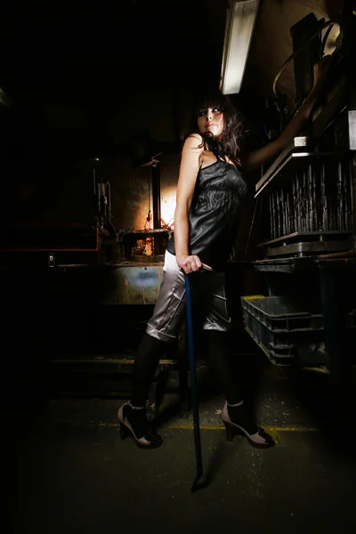 Model poses in een oude werkplaats met donker licht — Stockfoto