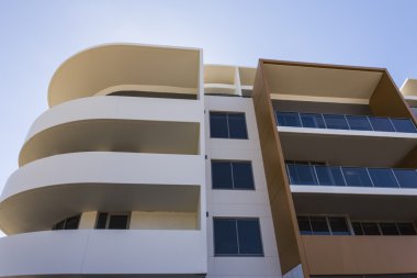 Modern bir binanın düşük açılı görüntüsü