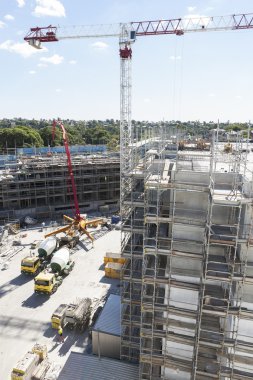 Modern inşaat yan görünümü makineleri ve Vinçler ile yukarıda 