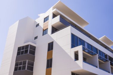 Mavi gökyüzü ile modern binanın üst kısmı gösterdi 