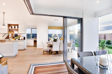 Modern yemek alanı ve veranda mutfak yanındaki 