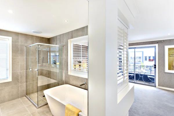 Cuarto de baño moderno adjunto al pasillo al exterior —  Fotos de Stock