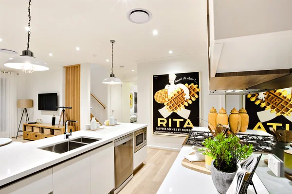 Moderne keuken close-up met witte muren en hangende lampen — Stockfoto