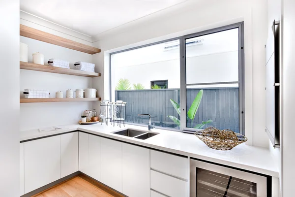 Сучасний магазин кухонного посуду з вікном і лічильником — стокове фото