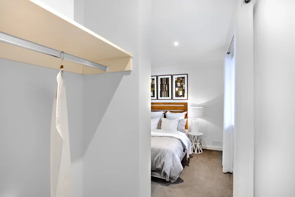 Entrada de dormitorio con paredes blancas y percha de vestir — Foto de Stock