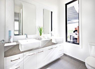 Beyaz tuvalet tezgahın çevresinde güneş ışığı ile aydınlatılan 