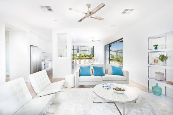 Moderna sala de estar con paredes blancas iluminadas con luz solar — Foto de Stock