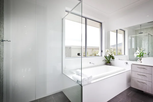 Luksusowe łazienki z białymi ścianami i wanną z hydromasażem — Zdjęcie stockowe