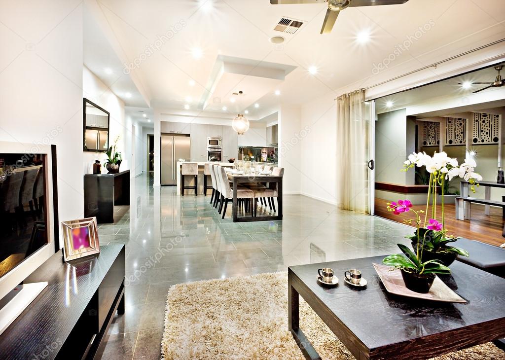 Moderne woonkamer met deur ingang en hal afstand — Stockfoto ... Moderne woonkamer met deur ingang en hal afstand — Stockfoto ...