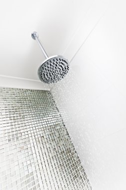 Su damla akarsu çevresinde ve gümüş duş