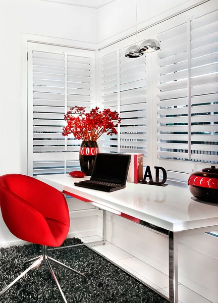 Tatlı kırmızı sandalye bir beyaz ile modern çalışma odası masa Inc — Stok fotoğraf