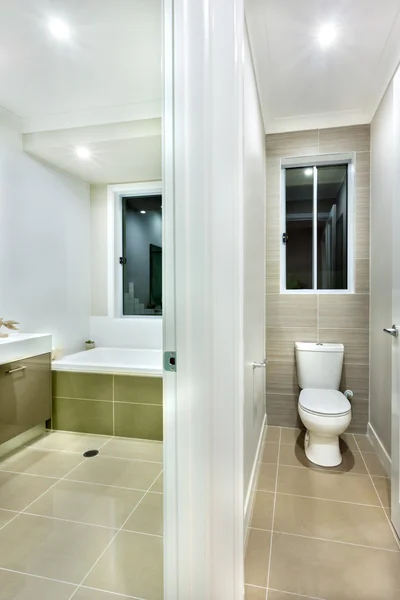 WC miska na białym tle w nowoczesnym domu — Zdjęcie stockowe