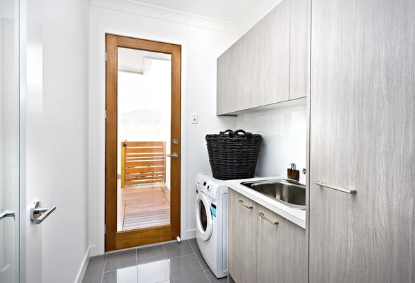 Modern çamaşır odası duvar gri dolapları ile — Stok fotoğraf