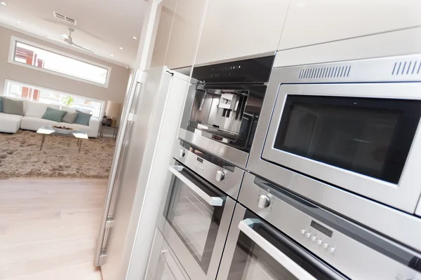 Modern fırınlar ve lüks kitc buzdolabında closeup — Stok fotoğraf