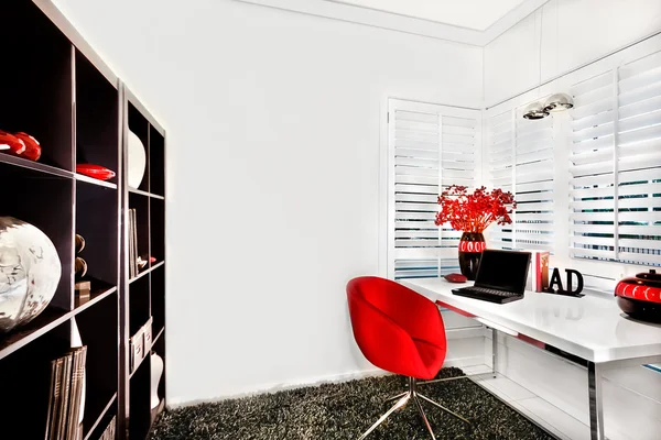 Sala de trabajo moderna en una casa de lujo con una pequeña mesa blanca y — Foto de Stock
