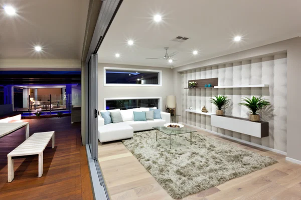 Moderna iluminación de sala de estar con decoración por la noche — Foto de Stock