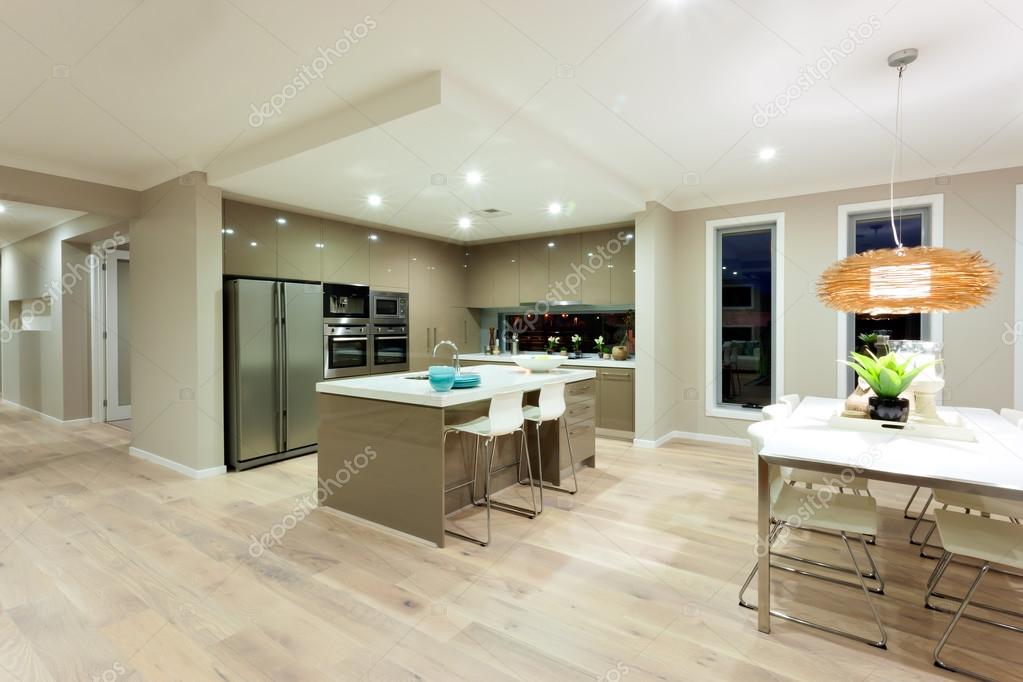 Moderna cucina e sala da pranzo vista all\'interno di zona di una ... Moderna cucina e sala da pranzo vista all\'interno di zona di una ...