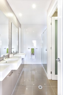 Kaideler ve banyo dizi modern banyo